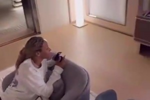 经典詹式放大缩小镜头！名场面：萨瓦娜在家用2K玩布朗尼！