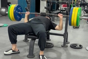 宝刀未老！战神刘玉栋晒力量训练视频，这150公斤卧推是真的猛！