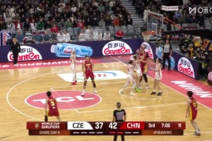 一览众山小！张子宇在篮下接球轻松放篮，对手只能举手目视😂